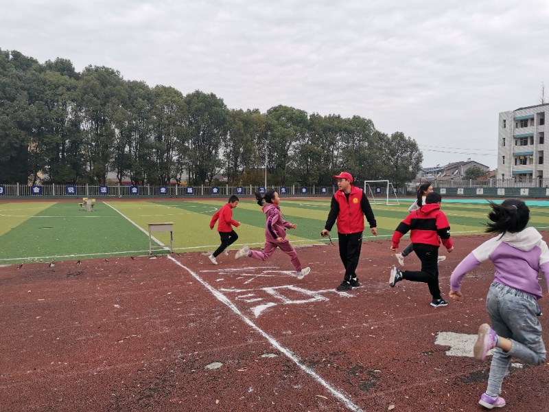 鸦鹊岭镇中心小学举行2021年秋季达标测试运动会