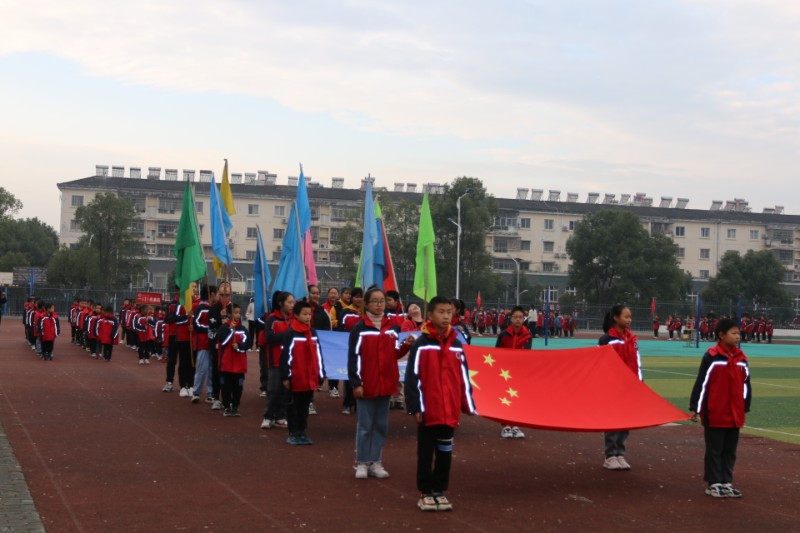 鸦鹊岭镇中心小学举行2021年秋季达标测试运动会